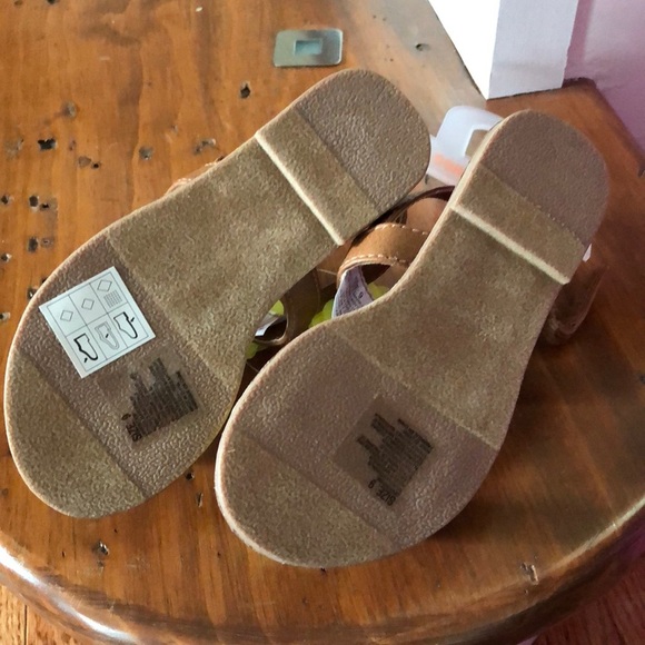 Yellow and white sandals - Picture 4 of 4